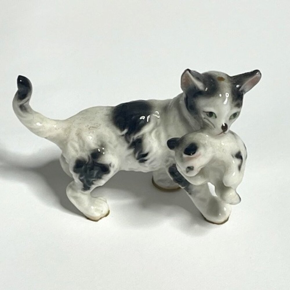 VTG Mama Cat w/Baby Kitten In Mouth Bone China Miniature Figurine White Black